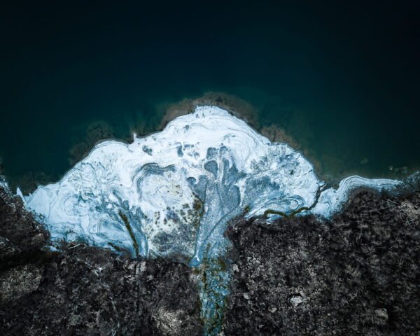 Drónnal készült légi természetfotó egy fa alakú gleccserről