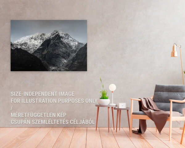 Egy hegyről készült fotó fali képe lóg egy szép otthon falán