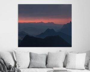Fali kép egy napfelkeltében látható hegyről
