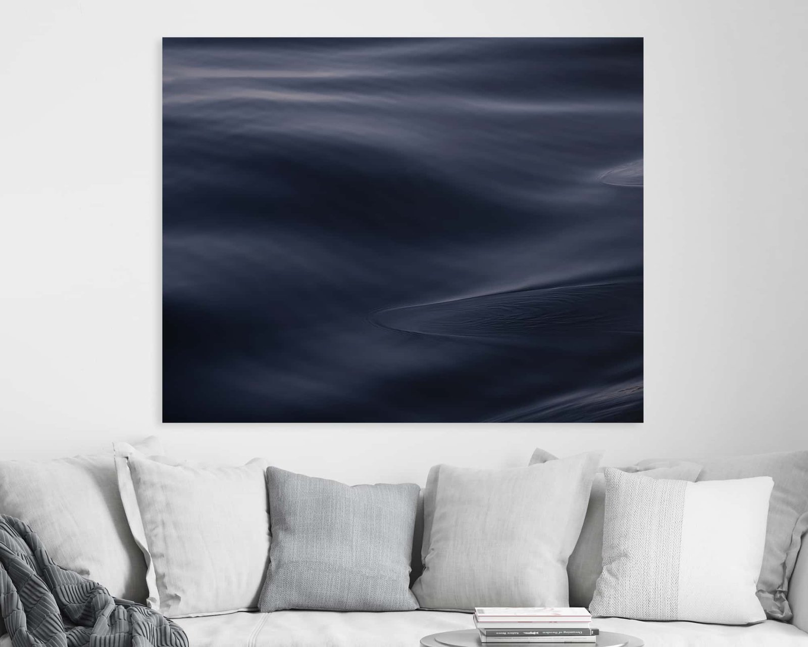 A tenger textúráját ábrázoló fénykép lóg egy otthon falán