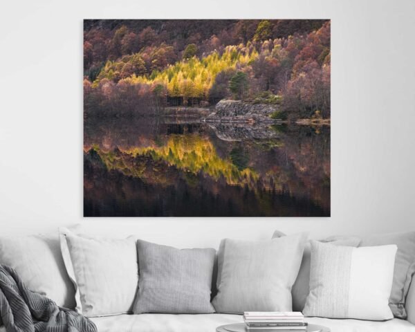 Fali kép egy tó mellett látható szép őszi erdőről