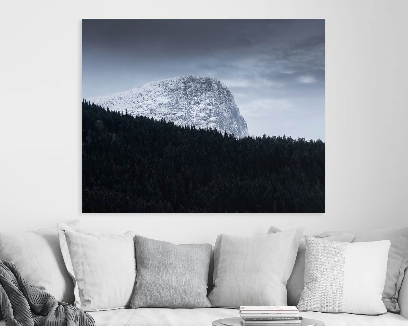Fali kép egy sötét erdő mögötti havas hegyről