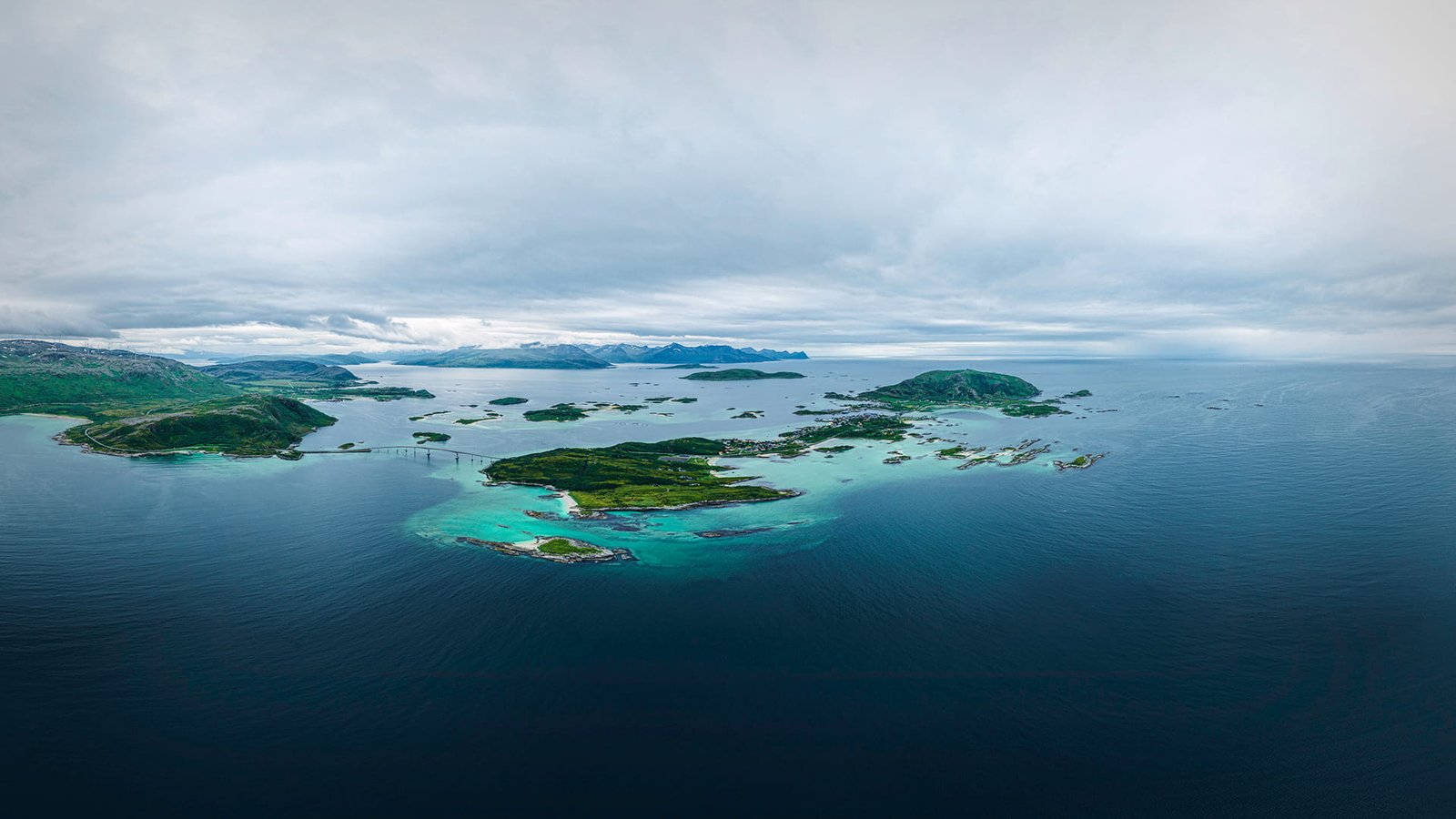 Légi drónfotó a norvégiai Sommarøy szigetről