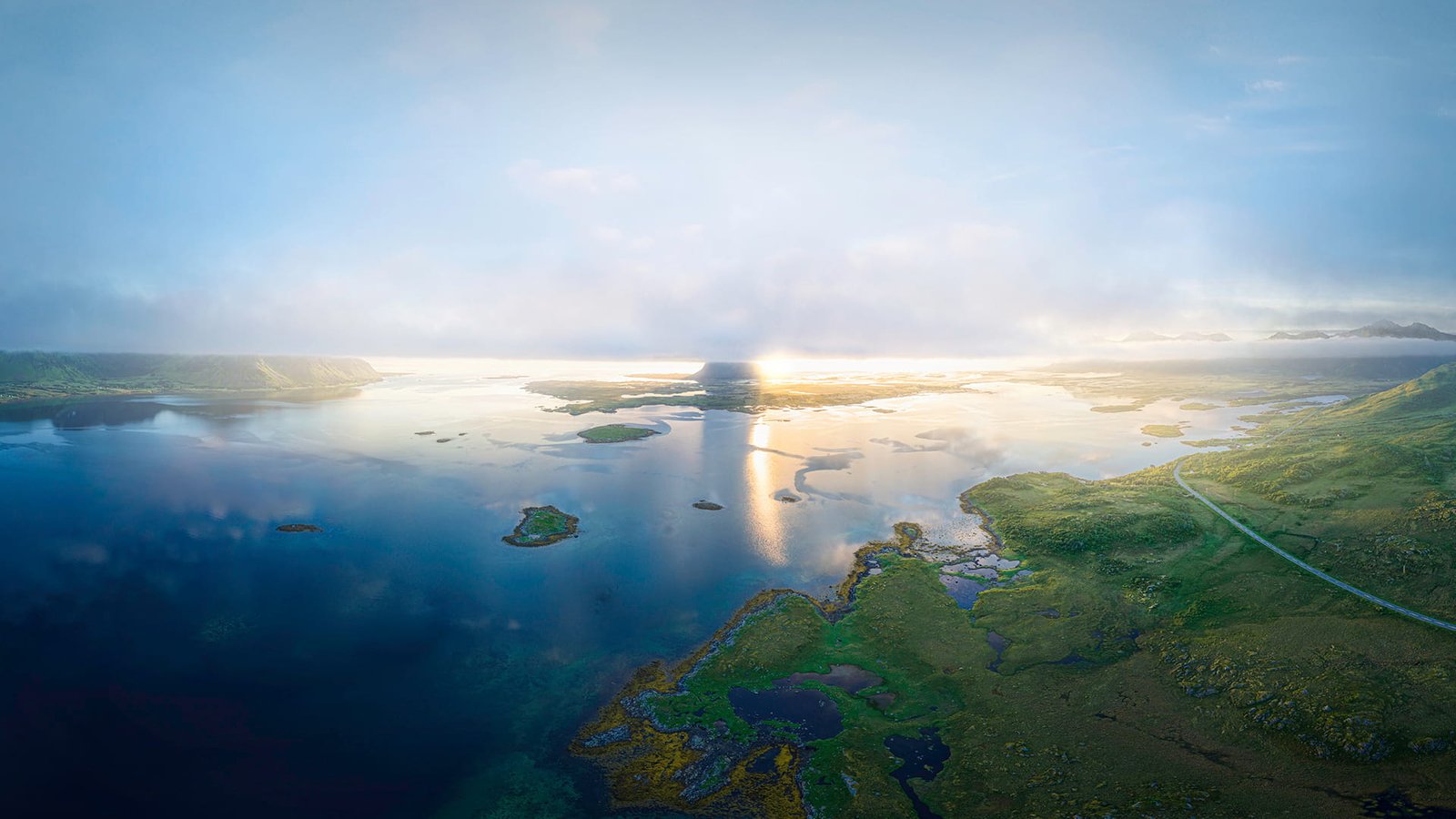 360 fokos drónfotó a felkelő napról Lofotenen