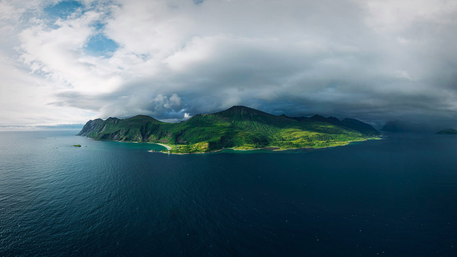 Senja gyönyörű szigete zöld növényzettel egy 360 fokos fénykép indexképen